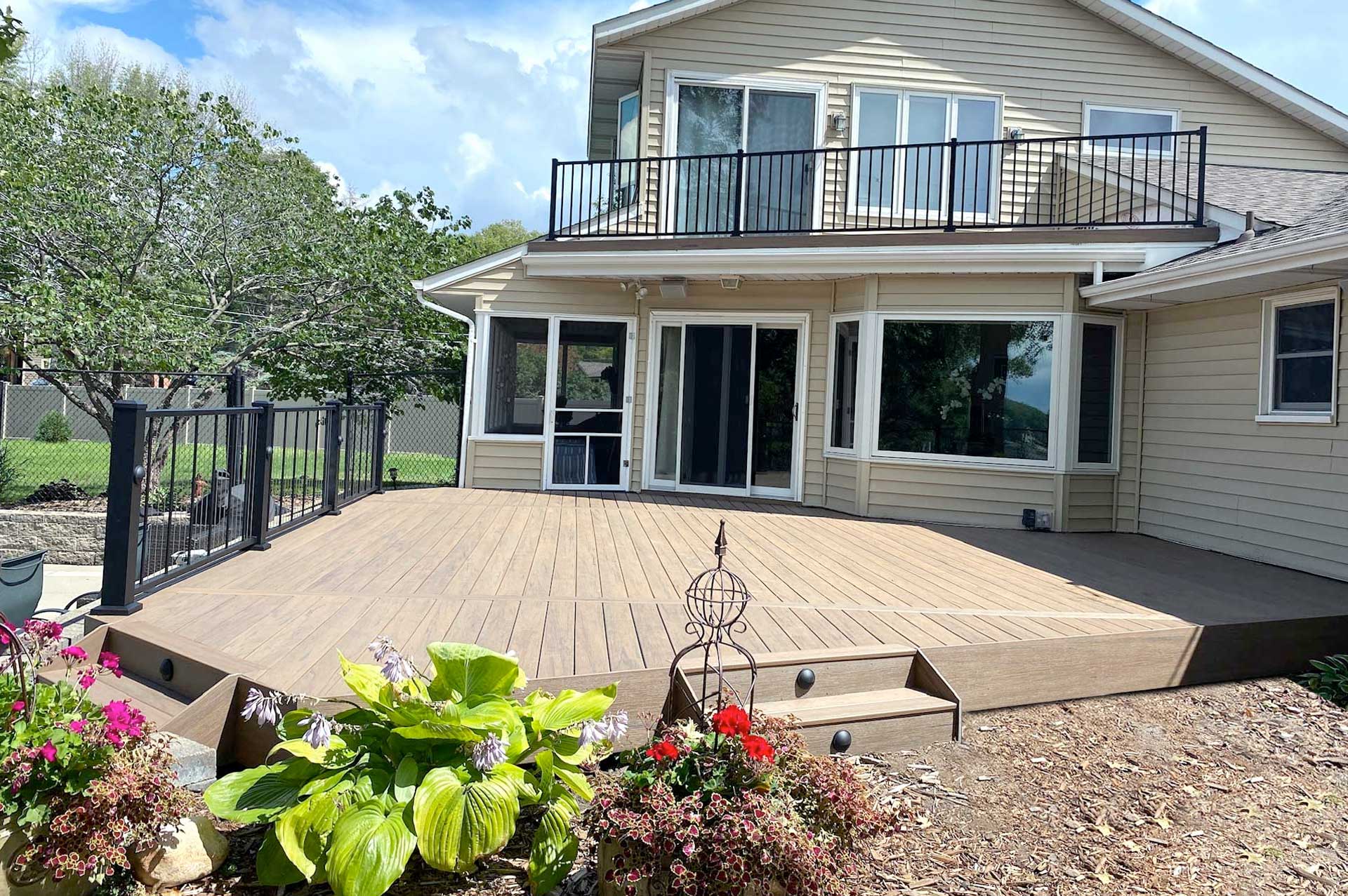 CUSTOM BUILT DECKS CONSTRUCTION CONTRACTOR SERVICES - MINNEAPOLIS AND ST. PAUL MINNESOTA